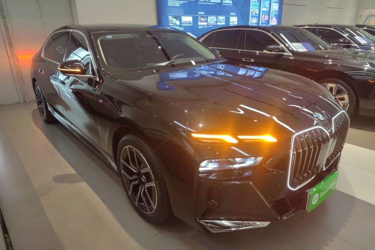 Used BMW 7 Series 2023 735Li M Sport Package Front Right 45 Deg