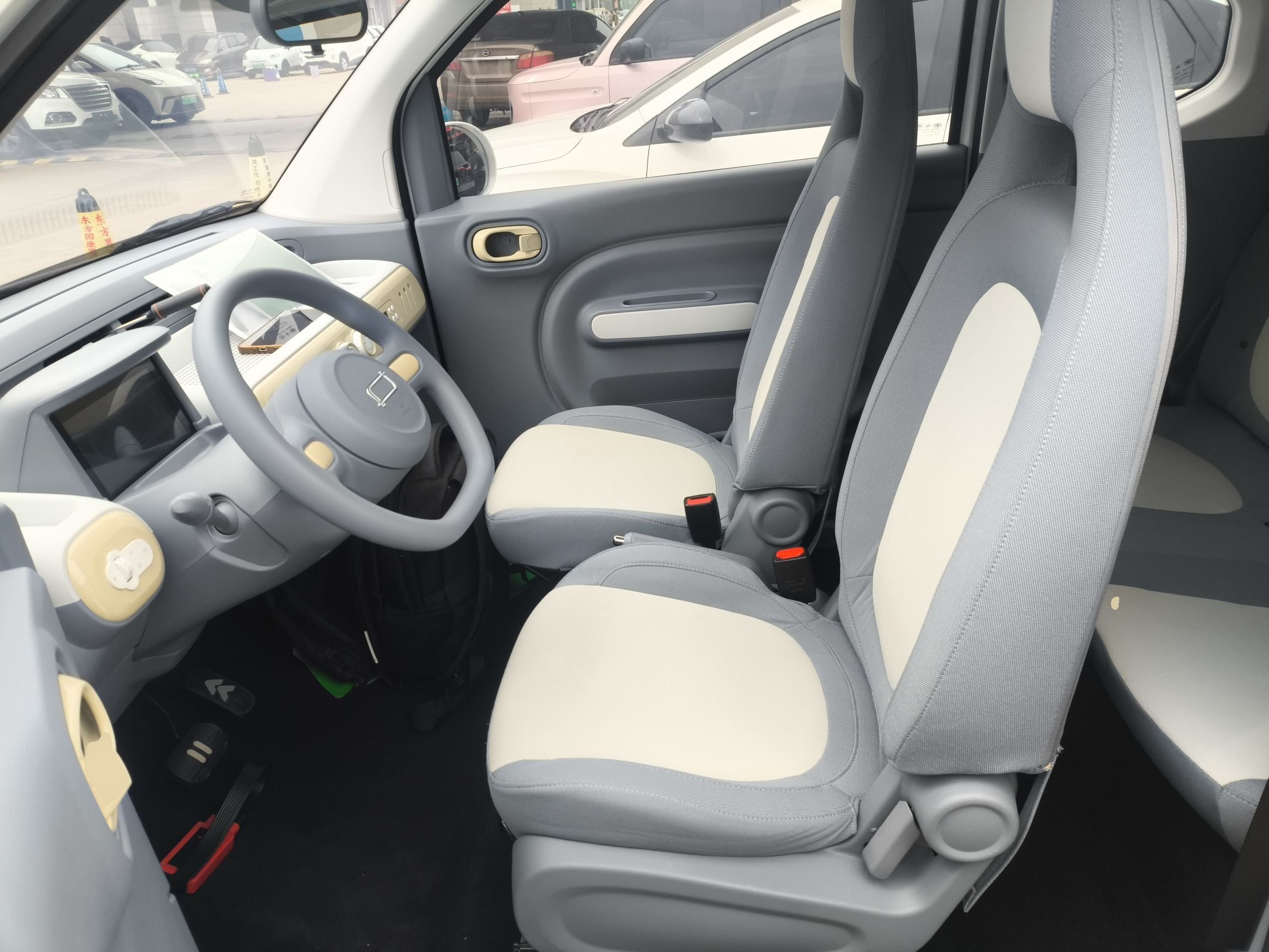 المقاعد الأمامية داخل السيارة