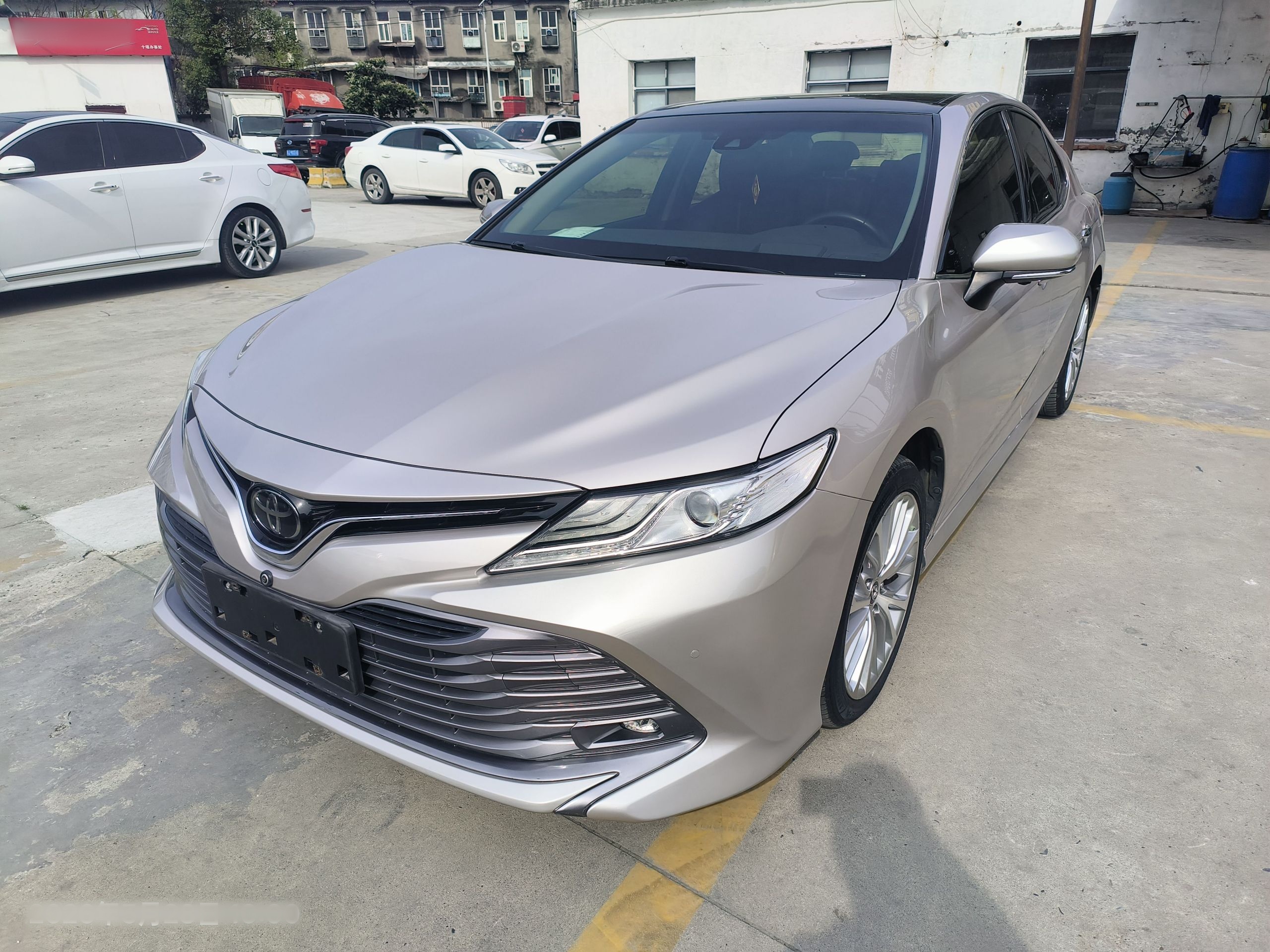 تحت مقدمة السيارة