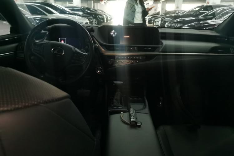 Used Lexus ES 2020 200 Excellence Edition Center Console