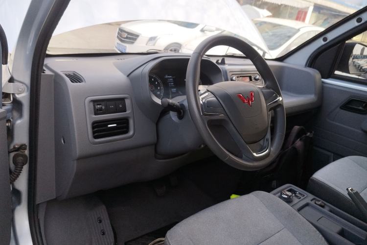 Used Wuling Yangguang 2024 300KM Comfort Version Passenger Van 75kW