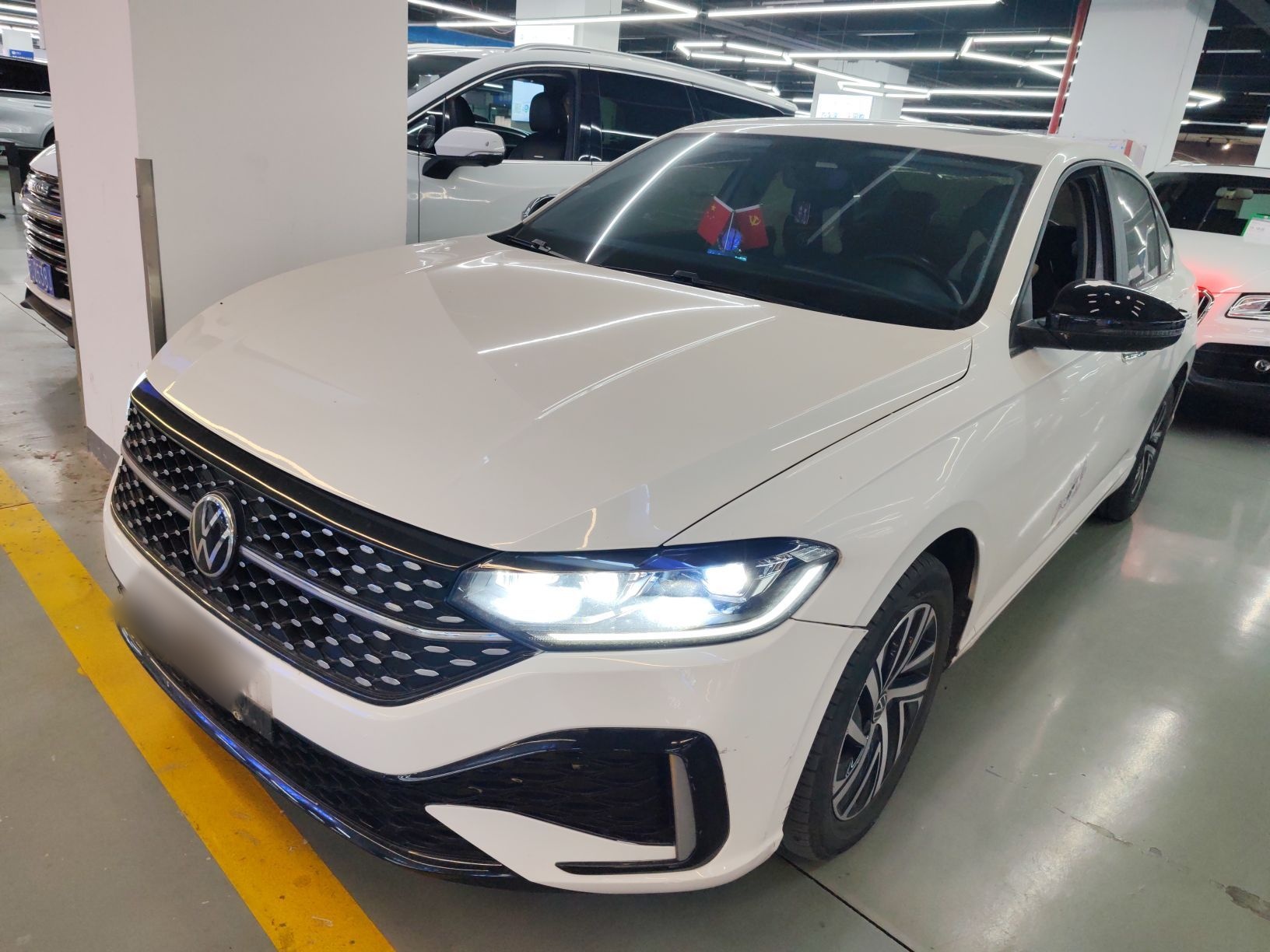 Под передней частью автомобиля