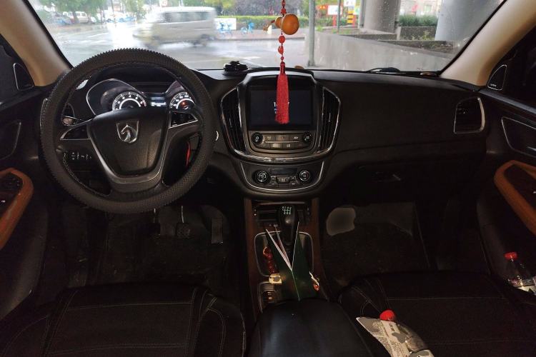Used Baojun 560 2017 Rhythmic Edition 1.5T Manual Enjoyment Model Center Console