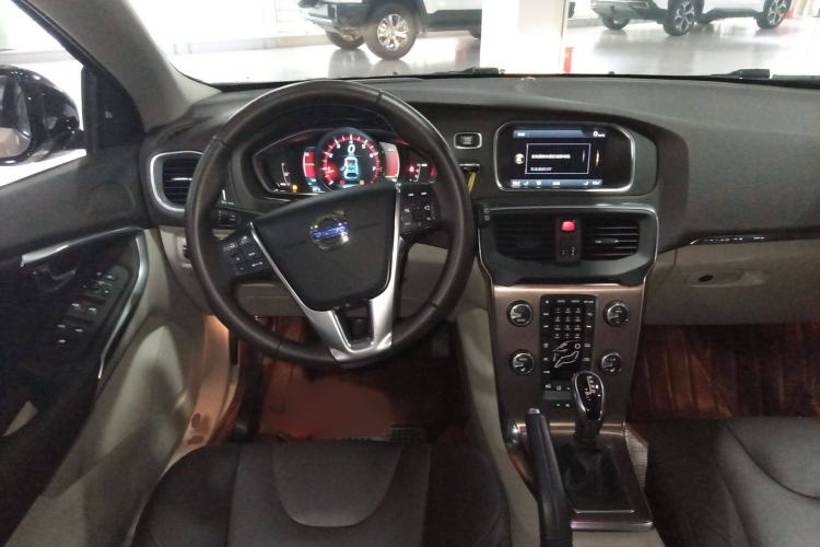 Used Volvo V40 2014 Cross Country T5 AWD Prestige Edition
