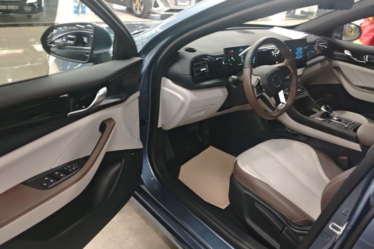 Used BYD Qin PLUS 2024 HONOR Edition DM-i 55KM Leading Model Driver Seat