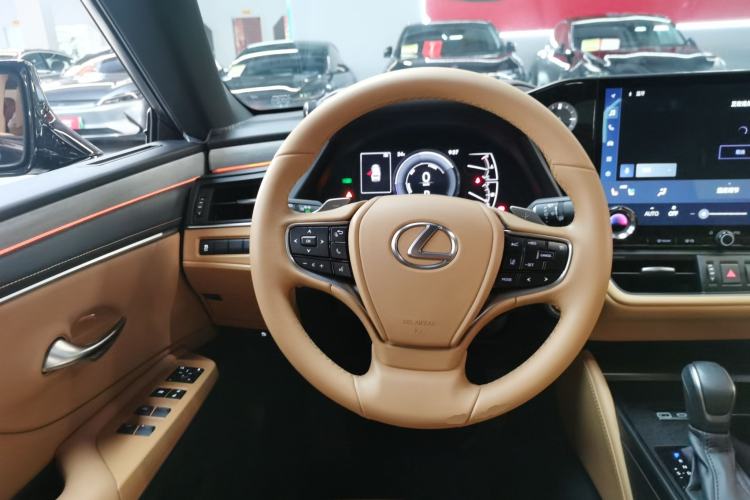 Used Lexus ES 2025 300h Deluxe Edition
