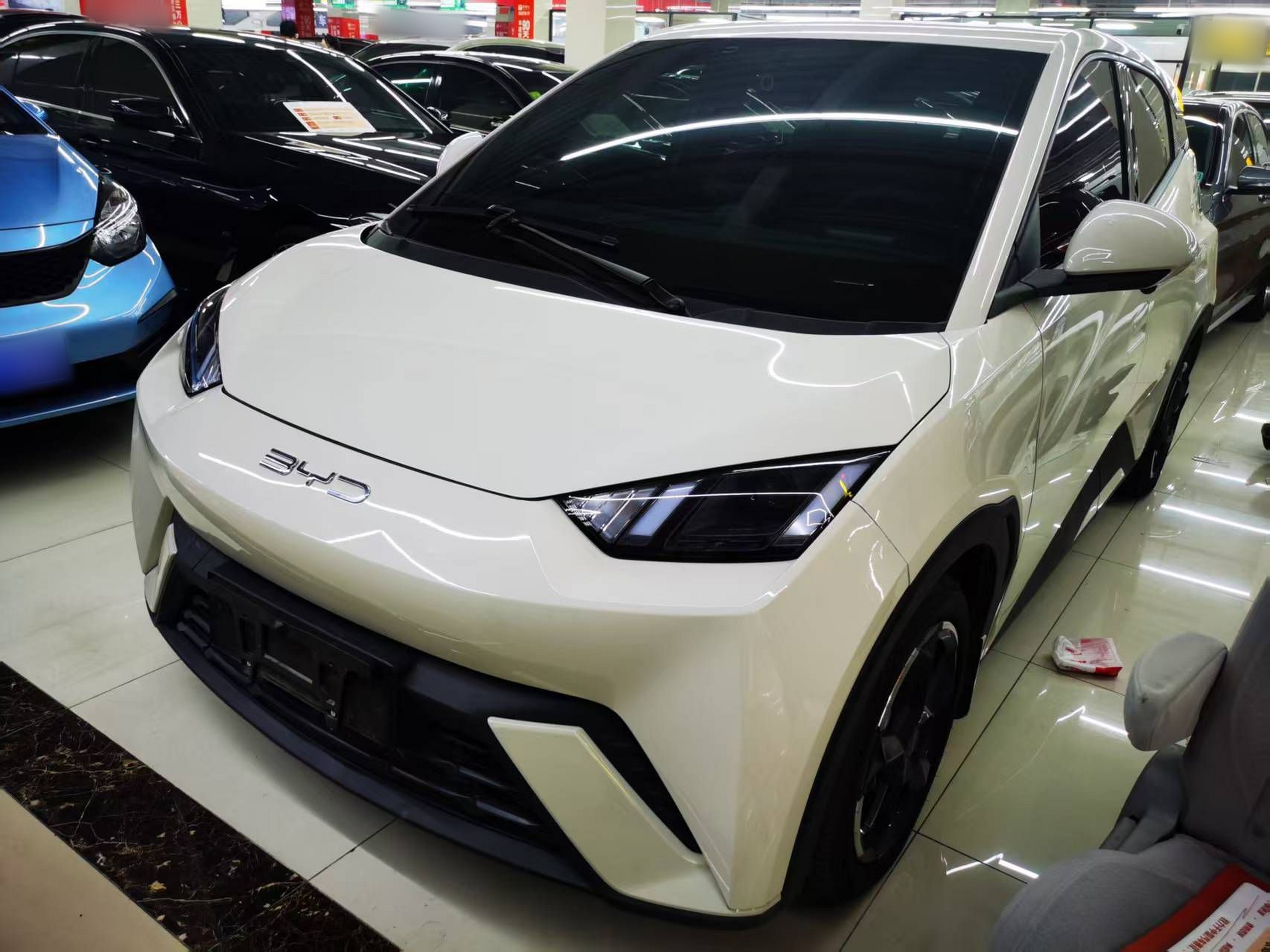 Unter der Vorderseite des Autos