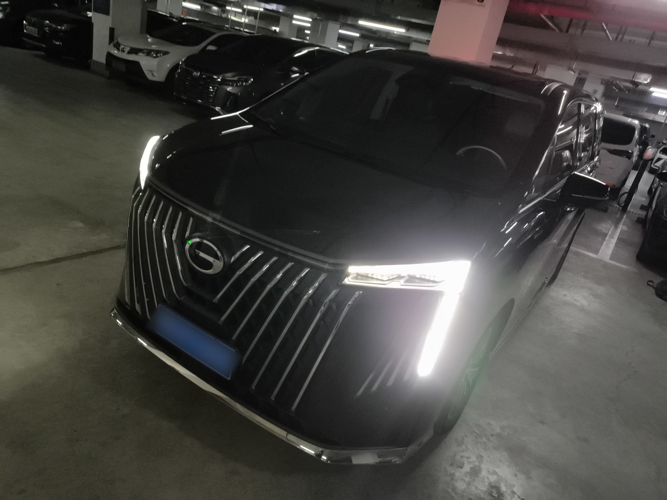 تحت مقدمة السيارة