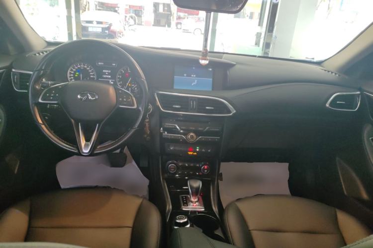 Used Infiniti QX30 2017 1.6T Two-Wheel-Drive Sport Edition Center Console