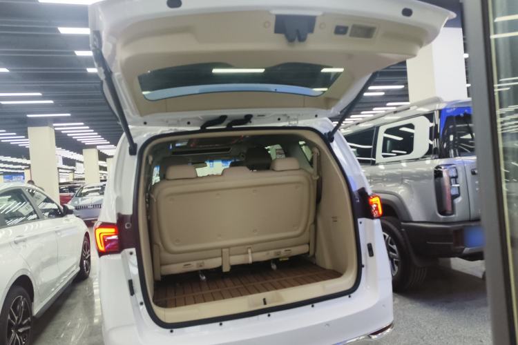 Used Buick GL8 2023 Facelifted Land Cruiser Executive Luxury Version Trunk