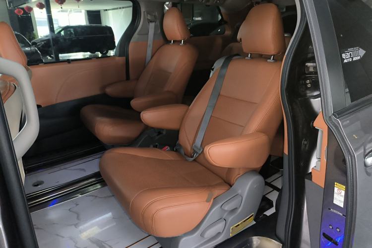 Used Toyota Sienna 2019 3.5L Two-Wheel Drive LE Trim 7 Seats U.S. Specification