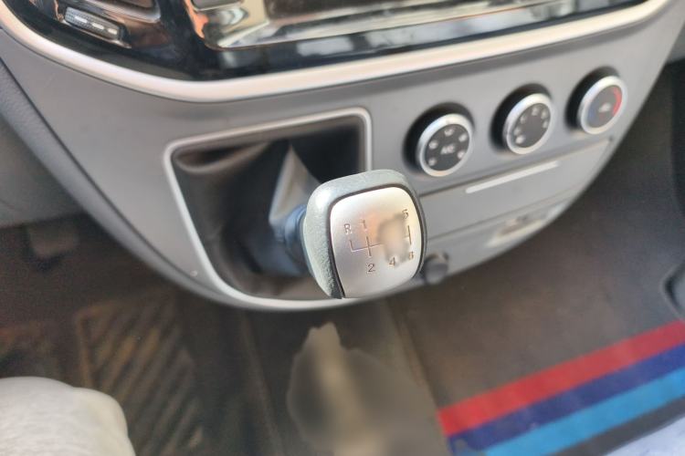 Used SAIC MAXUS Xintu V80 2023 2.0T Manual Classic Aoyuntong Short Wheelbase Mid-Roof 5/6-Seater Gear Lever