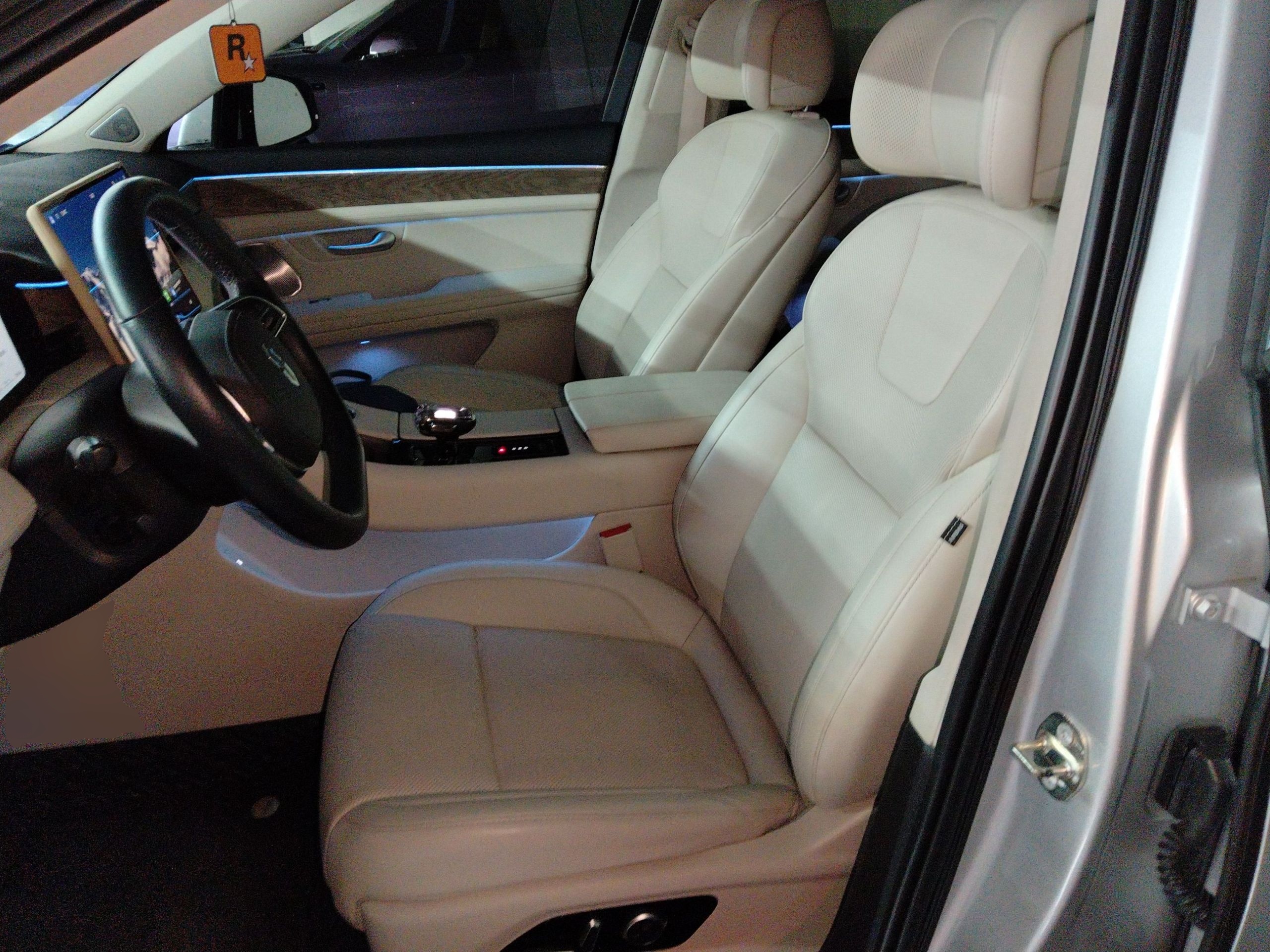 المقاعد الأمامية داخل السيارة