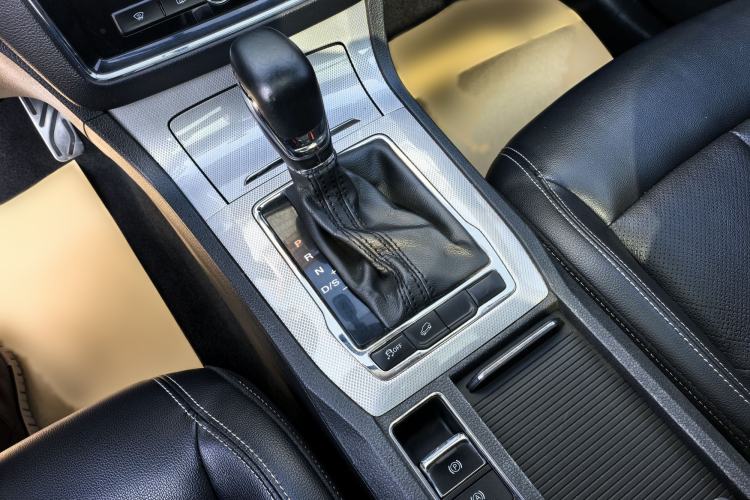 Used Roewe RX5 2016 20T Two-Wheel Drive Automatic Internet Smart Edition