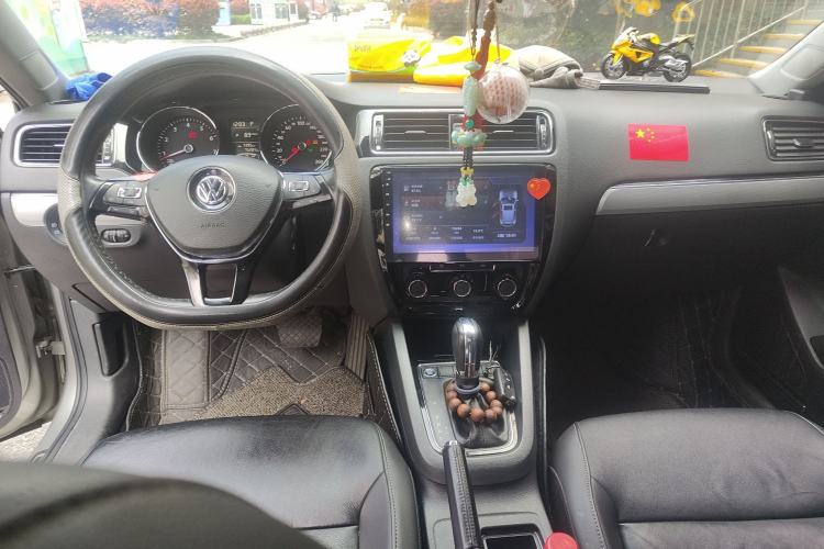Used Volkswagen Sagitar 2018 1.6L Automatic Comfort Model Center Console