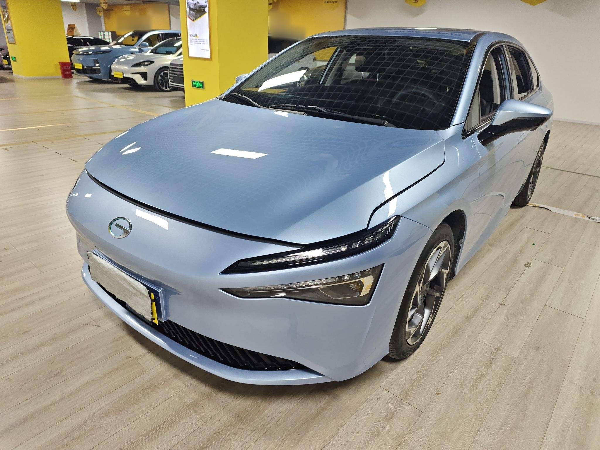 تحت مقدمة السيارة