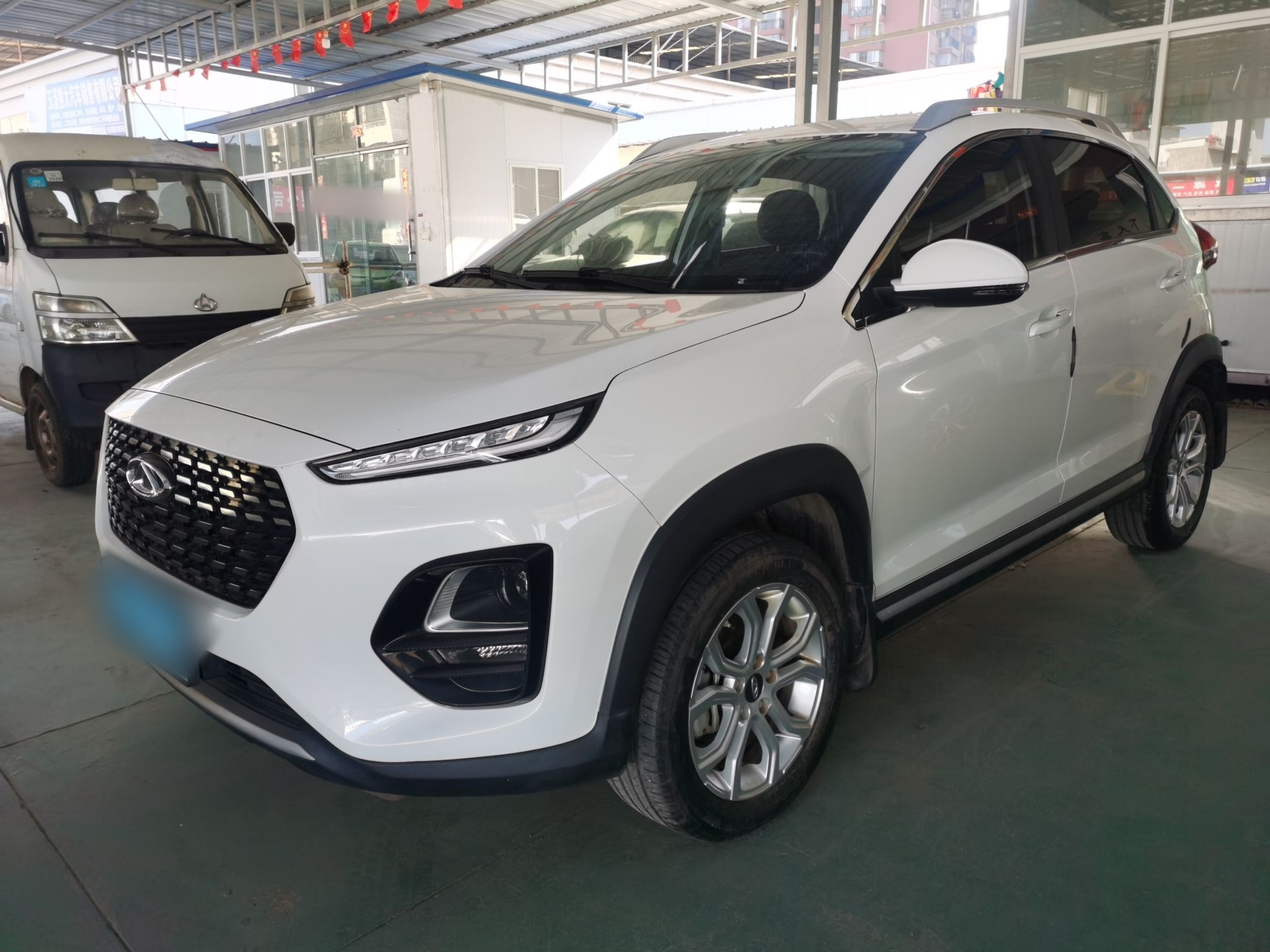 تحت مقدمة السيارة