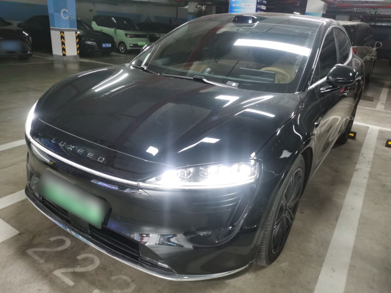 تحت مقدمة السيارة