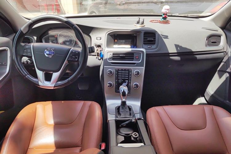 Used Volvo S60 2015 S60L 2.0T Zhiyuan Edition
