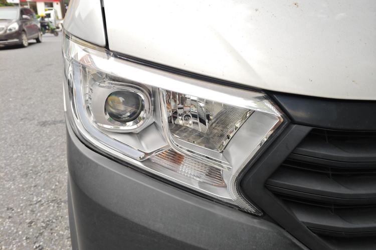 Used CHANGAN KUAYUE Xing V3 2023 1.3L Gasoline Standard Model 5-Seater Passenger Vehicle Right Front Headlight