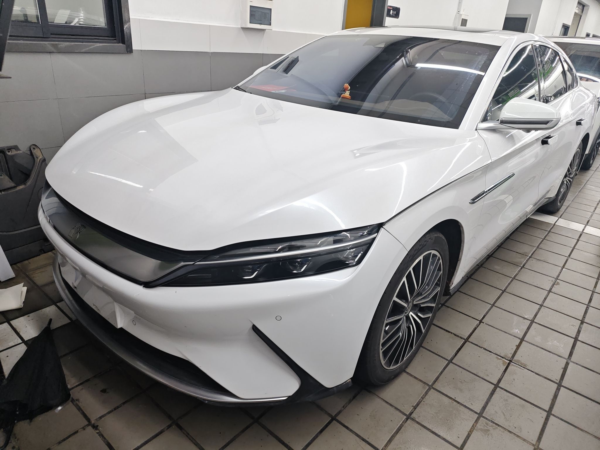 Под передней частью автомобиля