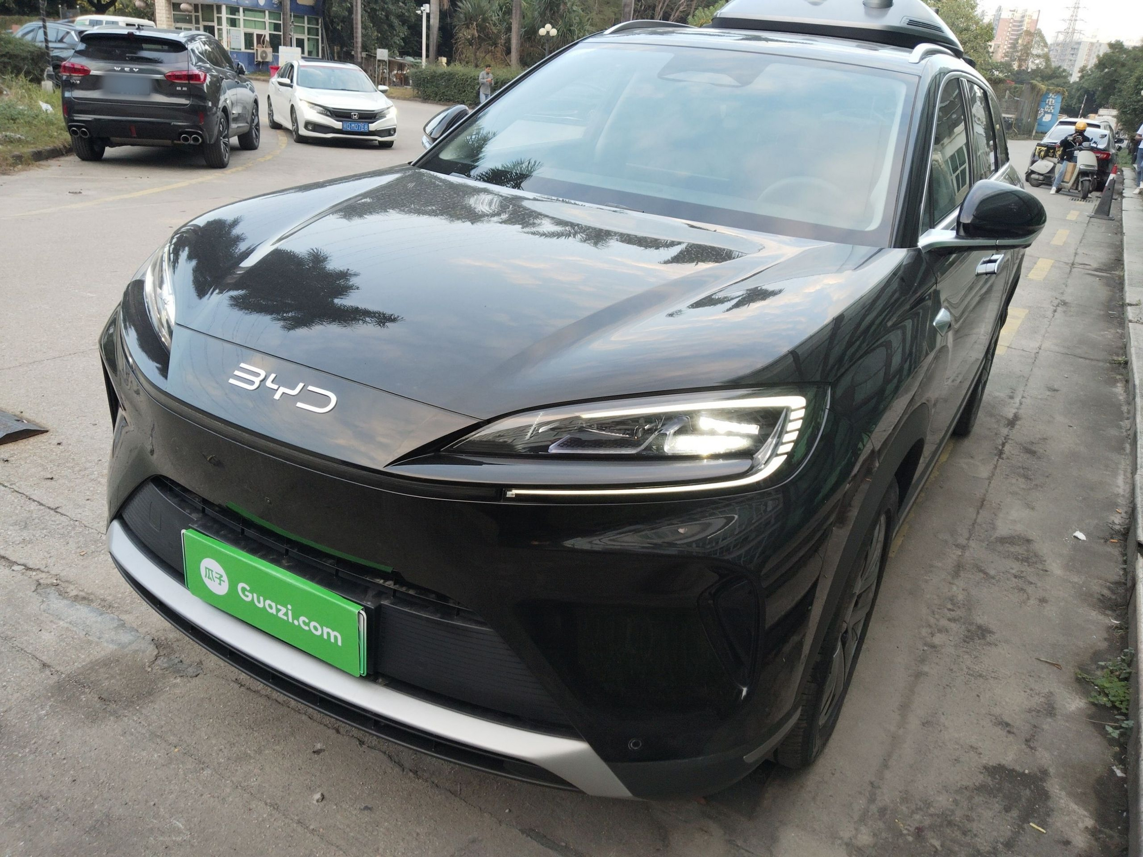 Под передней частью автомобиля