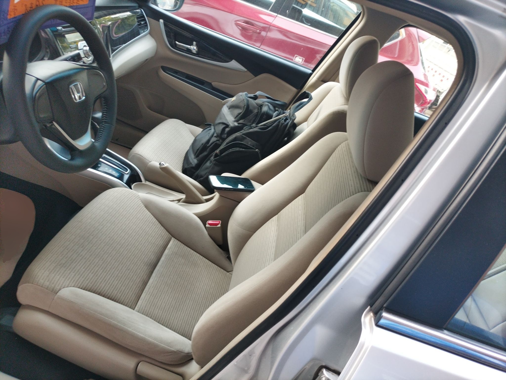 المقاعد الأمامية داخل السيارة