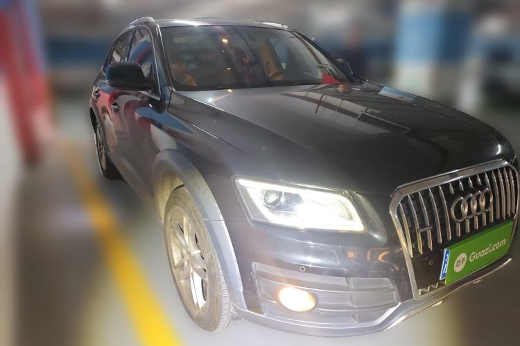 Used Audi Q5 2018 Collector's Edition 40 TFSI Technology Model Front Right 45 Deg