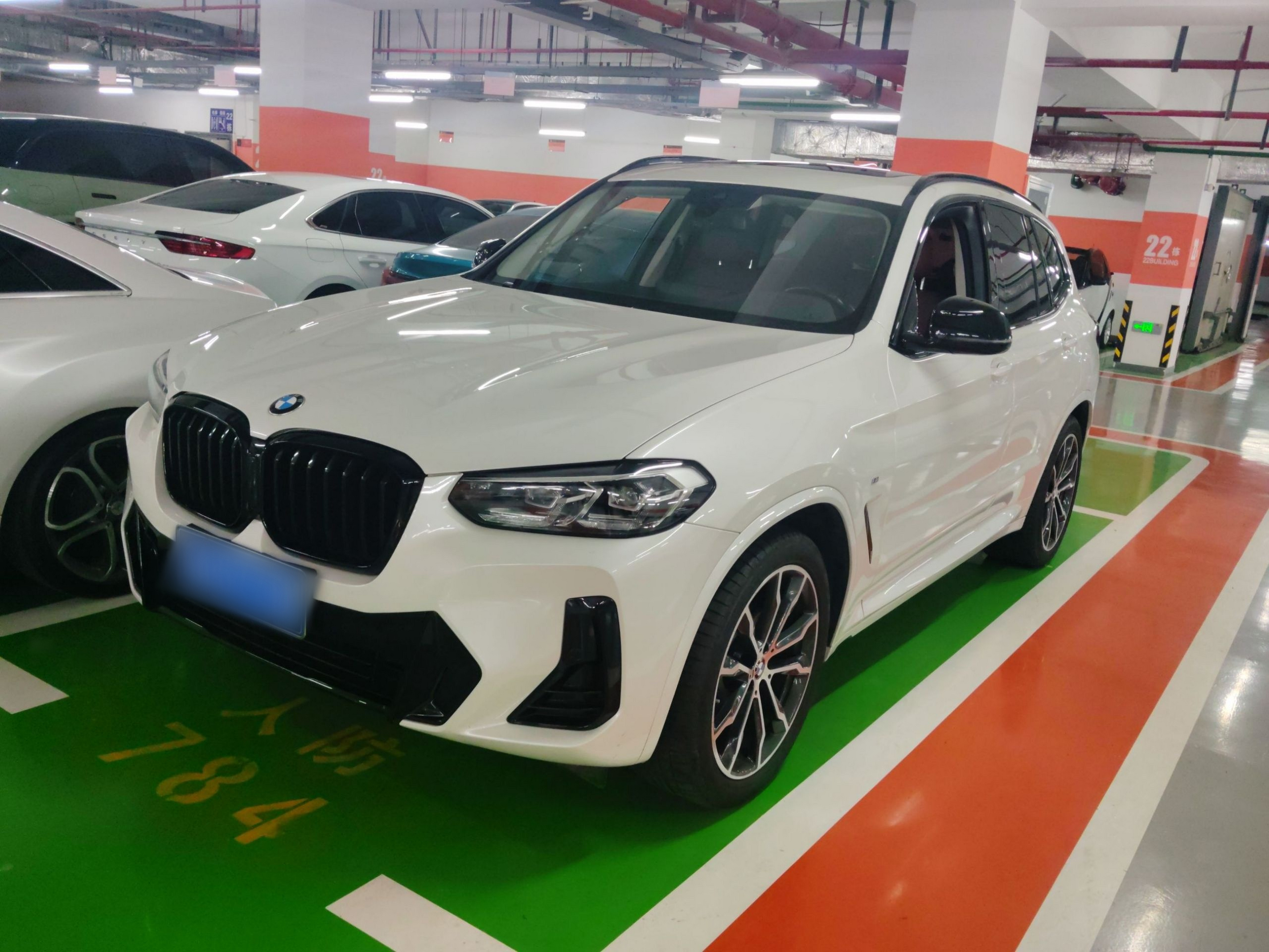 Под передней частью автомобиля