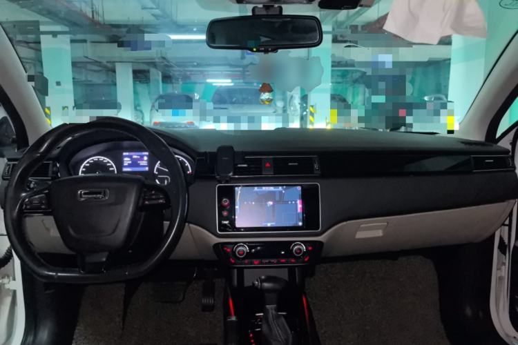 Used Qoros 3 2014 Sedan 1.6T Automatic ZhiZhen Model Center Console