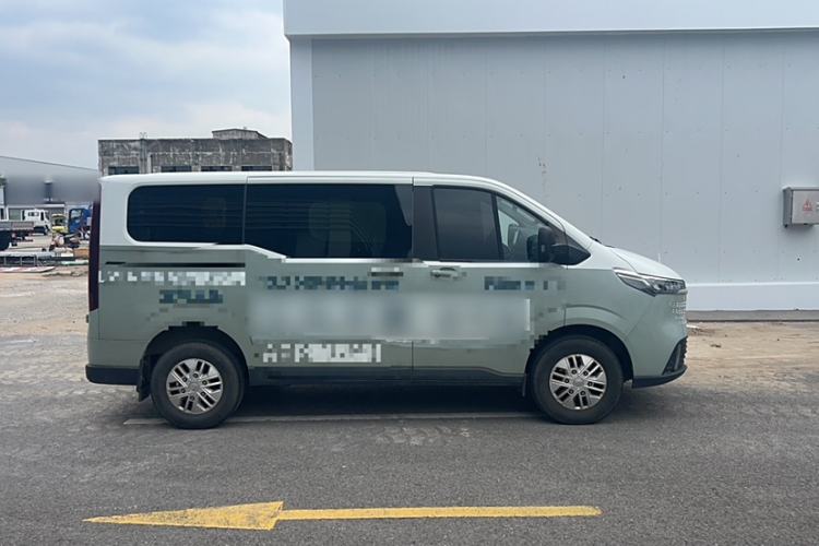 Used SAIC MAXUS Xintu V70 2023 2.0T Elite Edition Manual Transmission Short Wheelbase Low Roof 5/6 Seats (125 hp)
