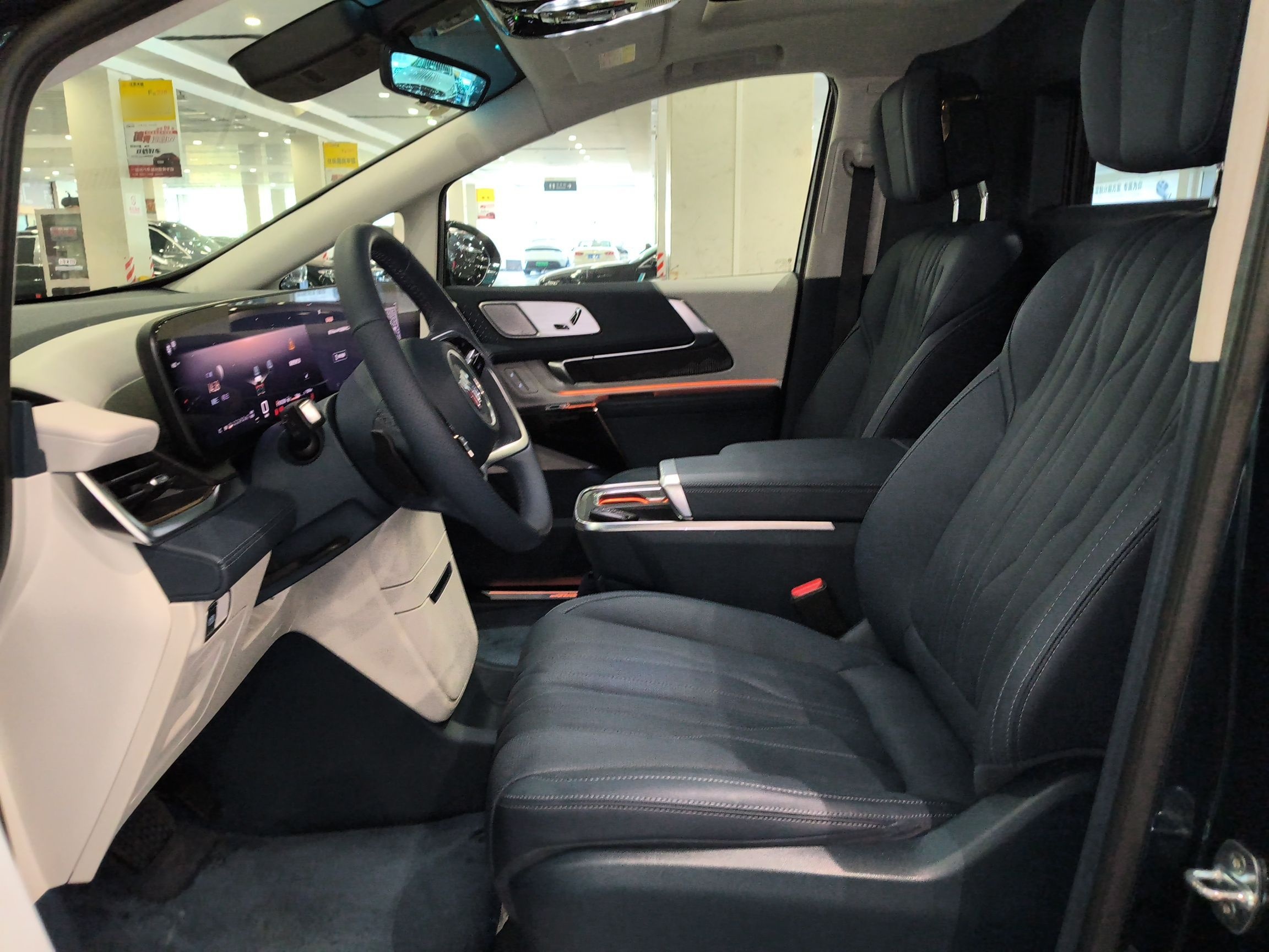 Переднее сиденье в автомобиле