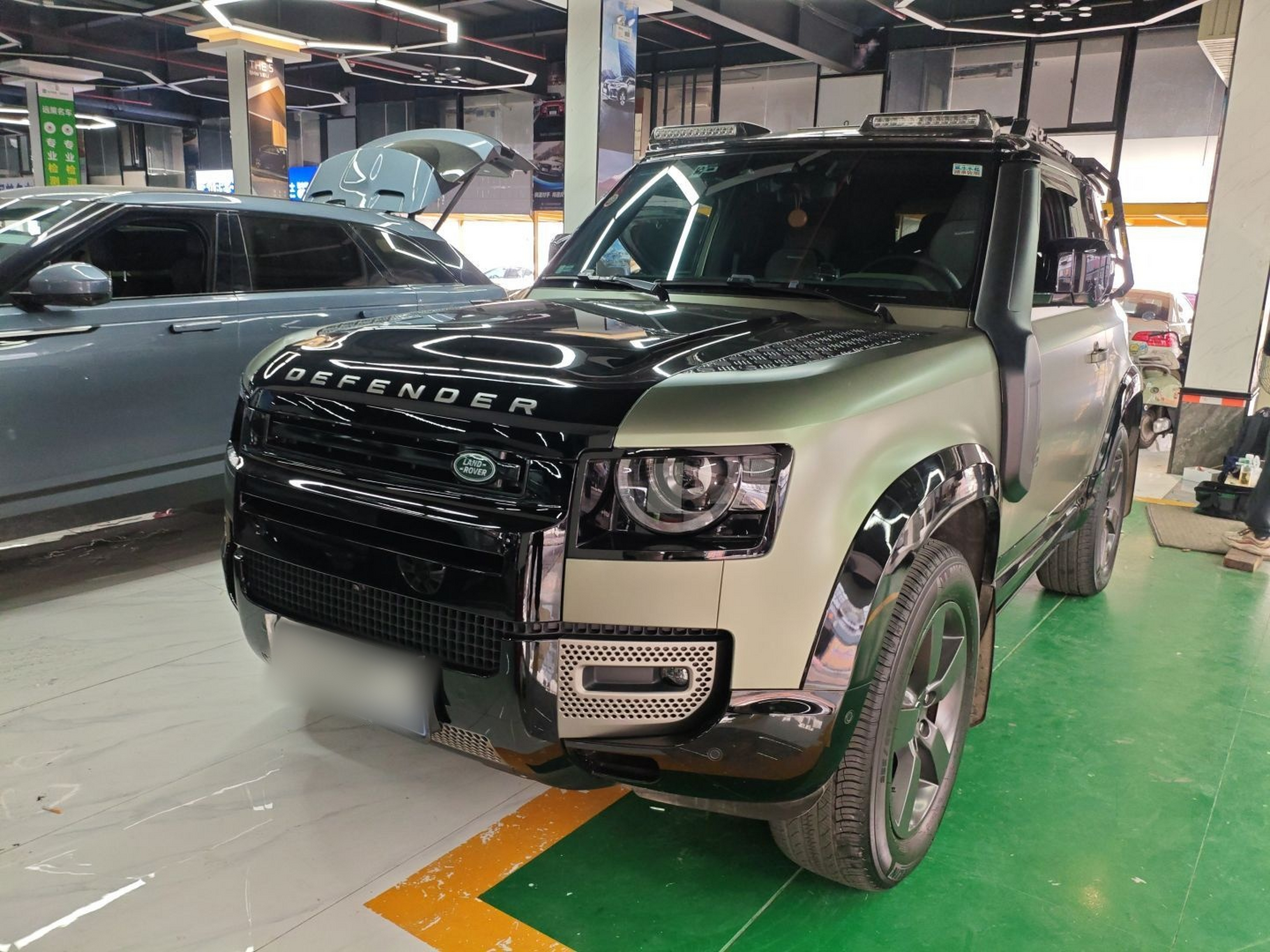 Под передней частью автомобиля