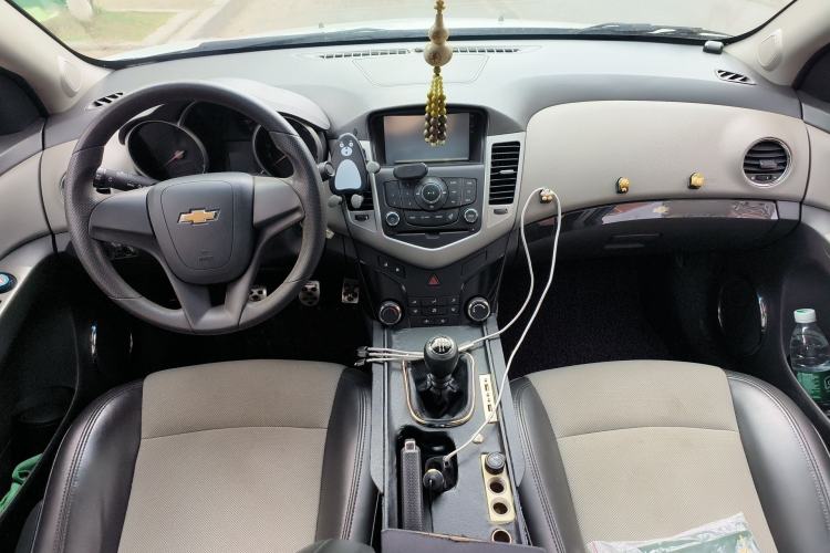 Used Chevrolet Cruze 2013 1.6L SL Sunroof Edition MT Center Console