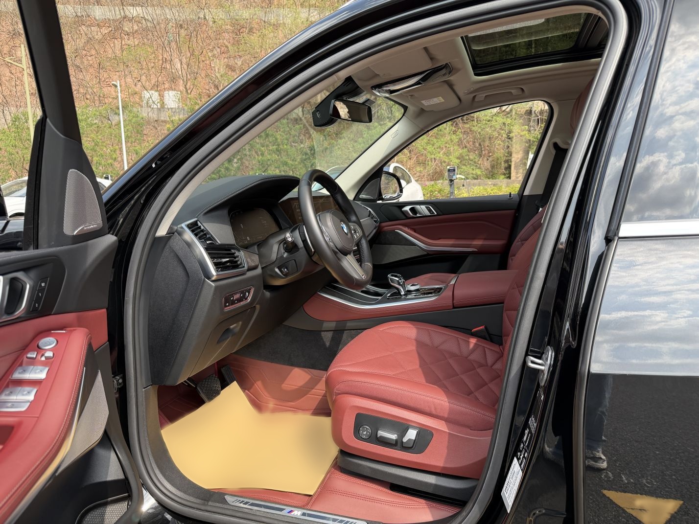 المقاعد الأمامية داخل السيارة