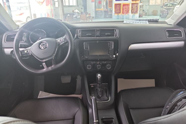 Used Volkswagen Sagitar 2018 1.6L Automatic Comfort Model Center Console