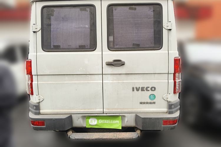 Used Iveco Daily 2021 2.5T A35 M1 Passenger Van 5-9 Seats Short Wheelbase Low Roof Single Tire Manual Doors
