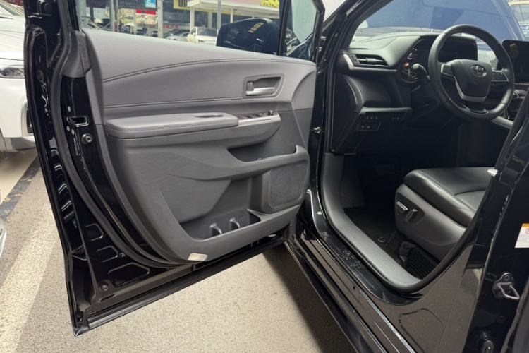 Used Toyota Sienna 2024 2.5L Hybrid Luxury Edition