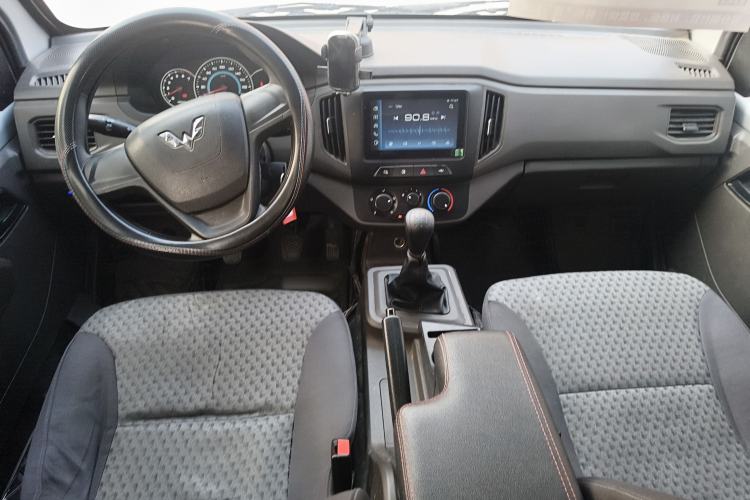 Used Wuling Rongguang New Truck 2023 2.0L Double-Cab Extended-Size Standard Version LJM20B Center Console