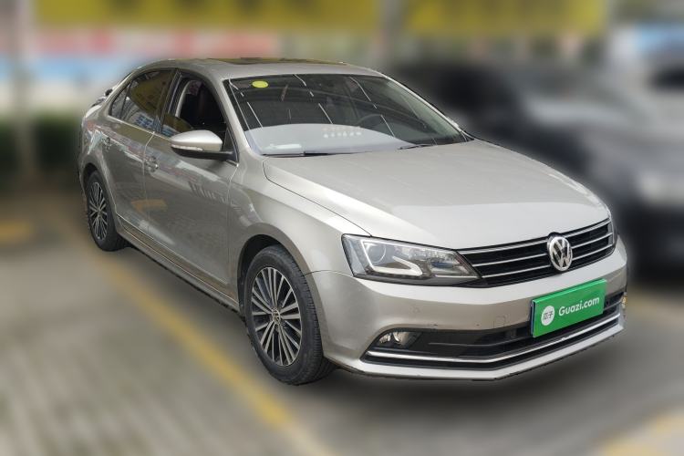 Used Volkswagen Sagitar 2017 230TSI Automatic Luxury Edition Front Right 45 Deg