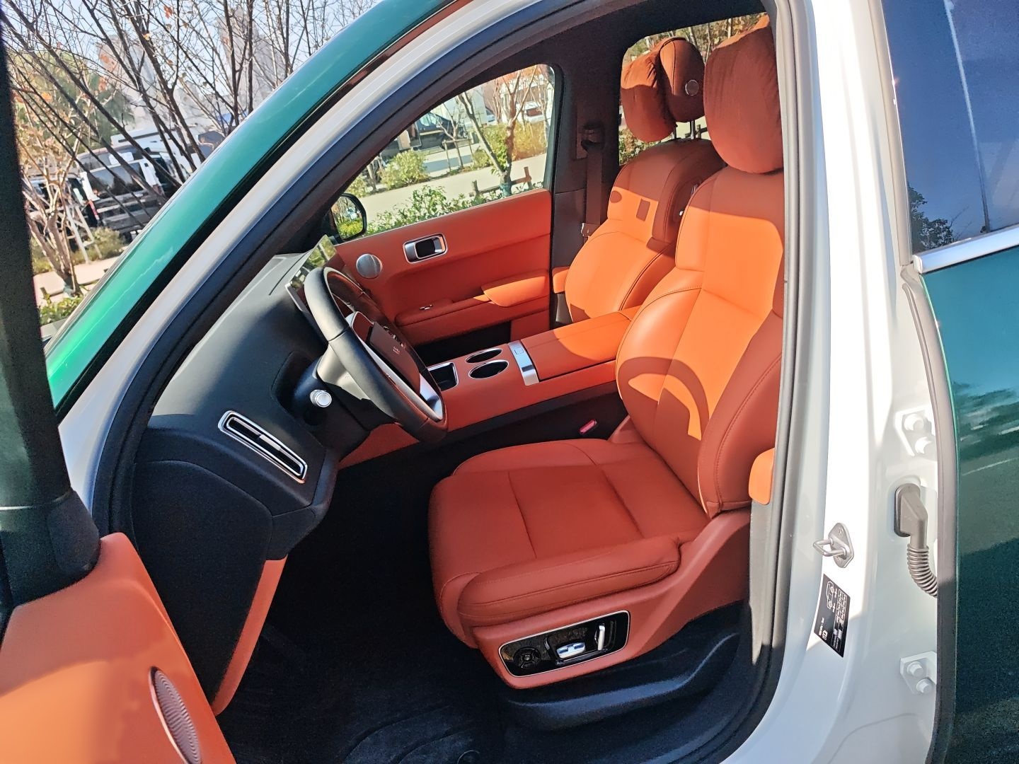 المقاعد الأمامية داخل السيارة