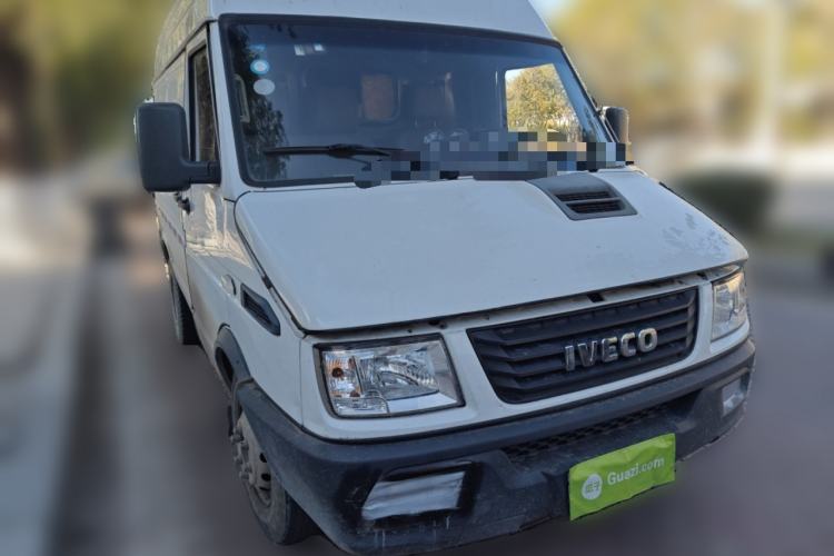 Used Iveco Daily 2020 2.8T V35 Box Truck with Dual Tires Mid-Roof Design 3 Seats Emission Standard China V