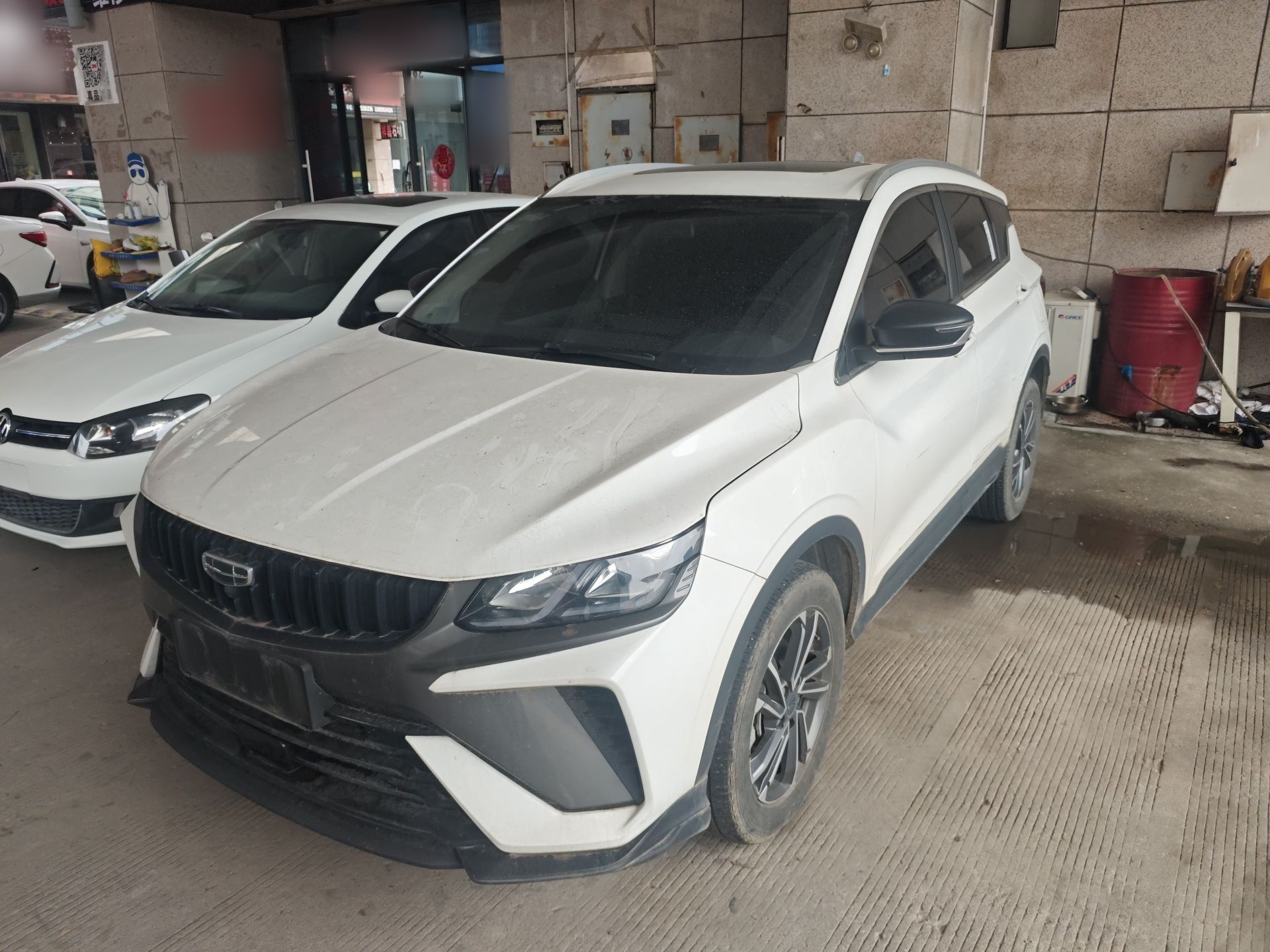 تحت مقدمة السيارة