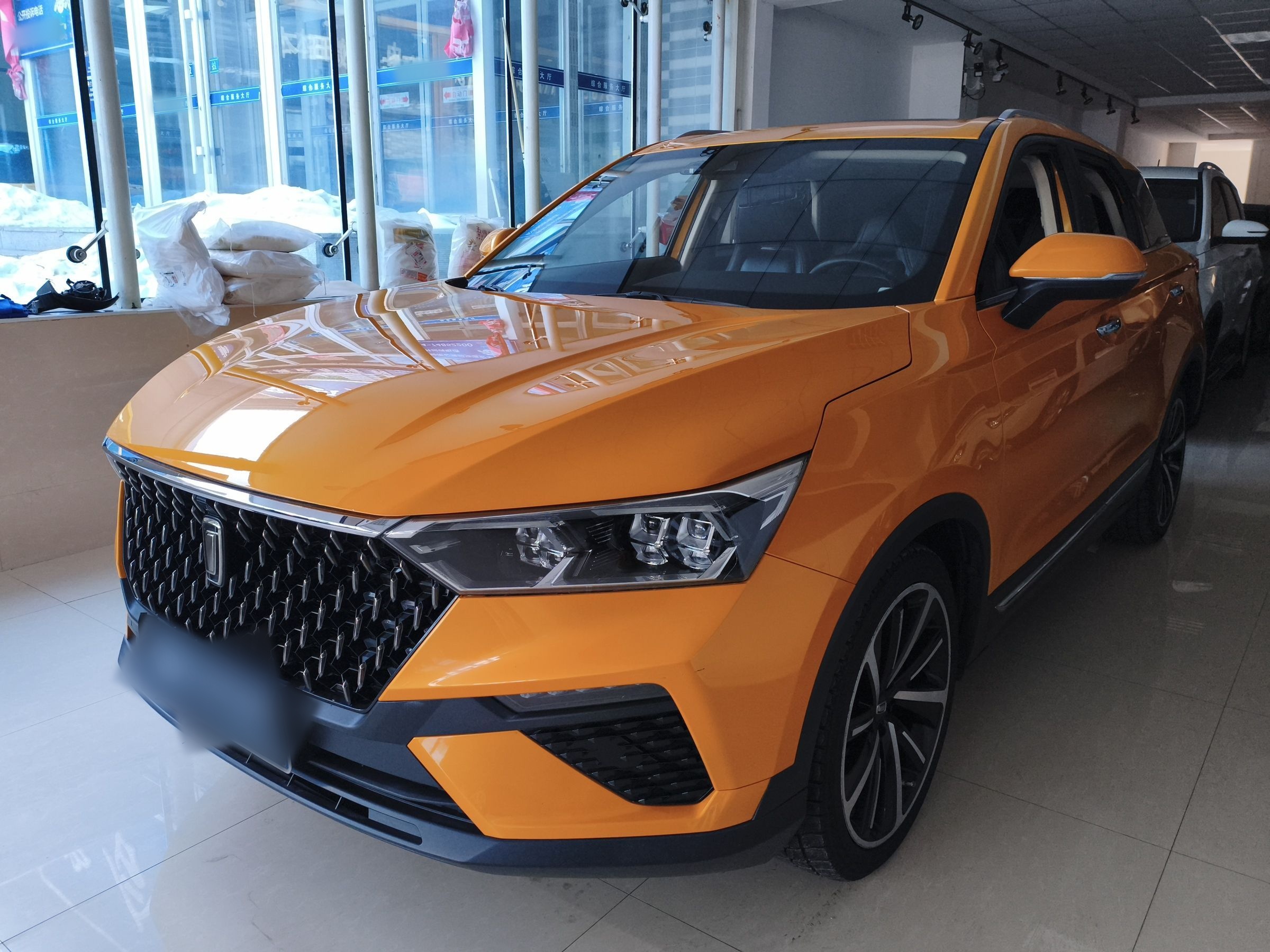 تحت مقدمة السيارة