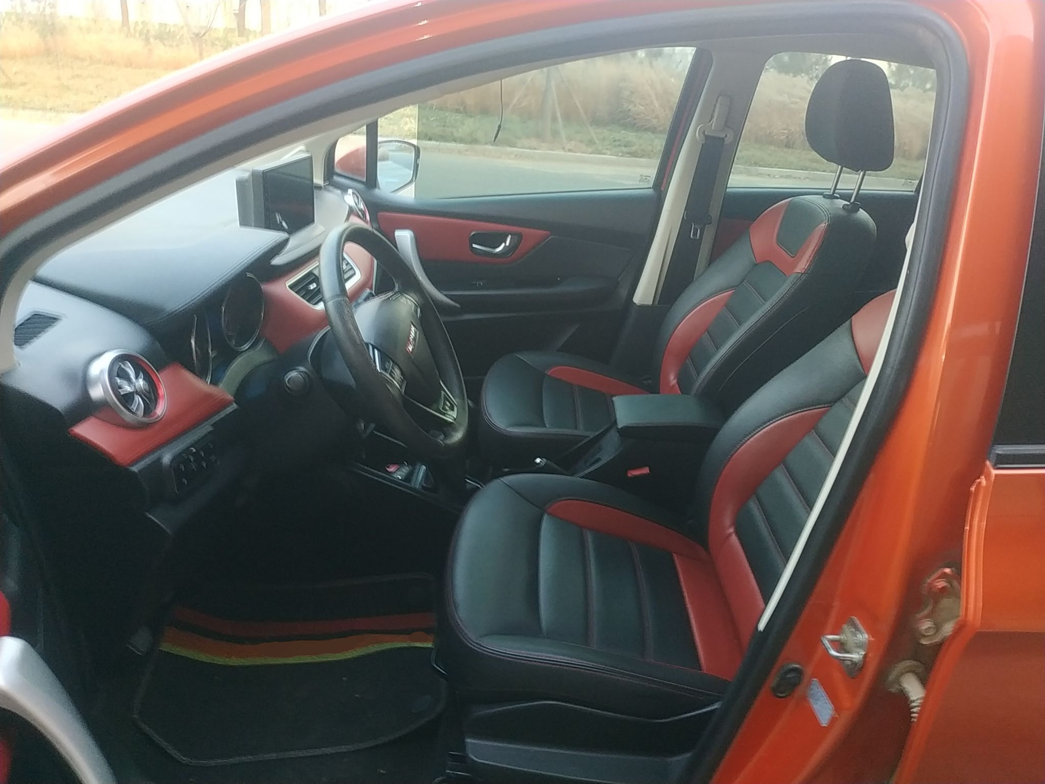 Переднее сиденье в автомобиле