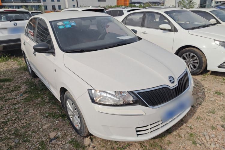 Used Skoda Rapid 2016 1.6L Manual Front-Wheel-Drive Version Front Right 45 Deg