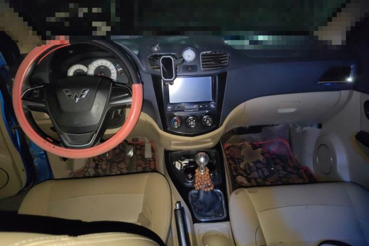 Used Wuling Hongguang 2013 1.5L S Luxury Model Center Console