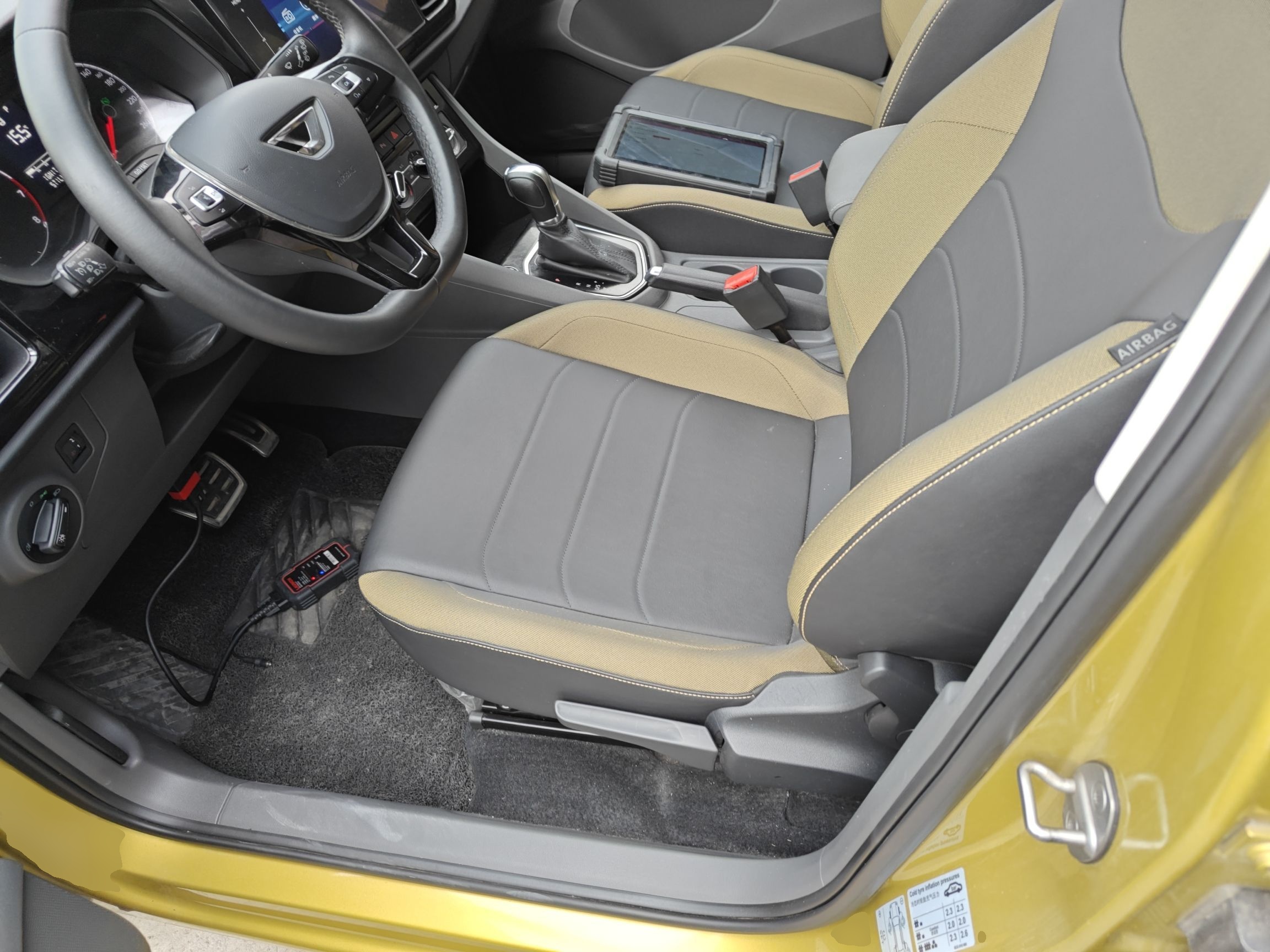 المقاعد الأمامية داخل السيارة