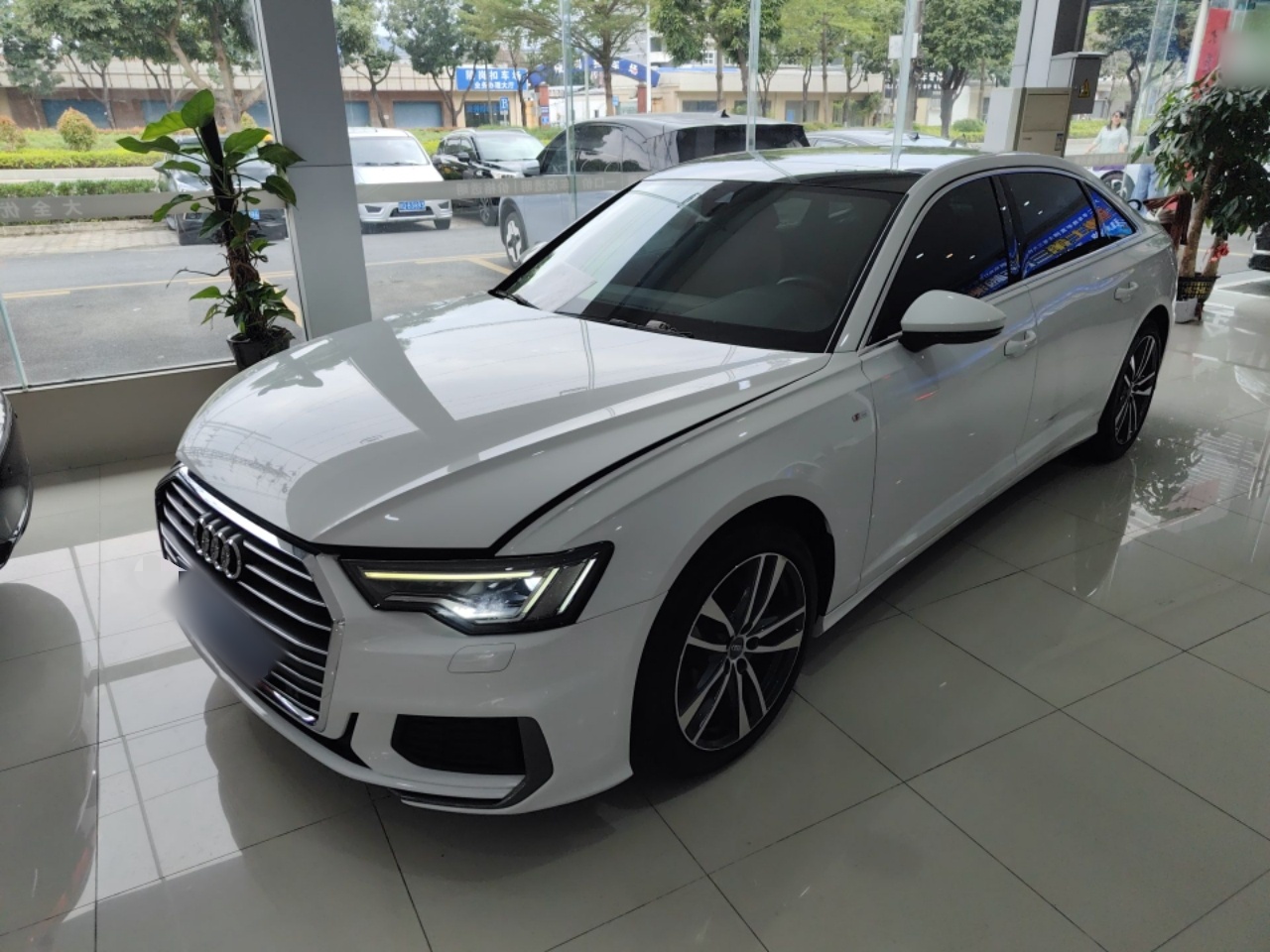 تحت مقدمة السيارة