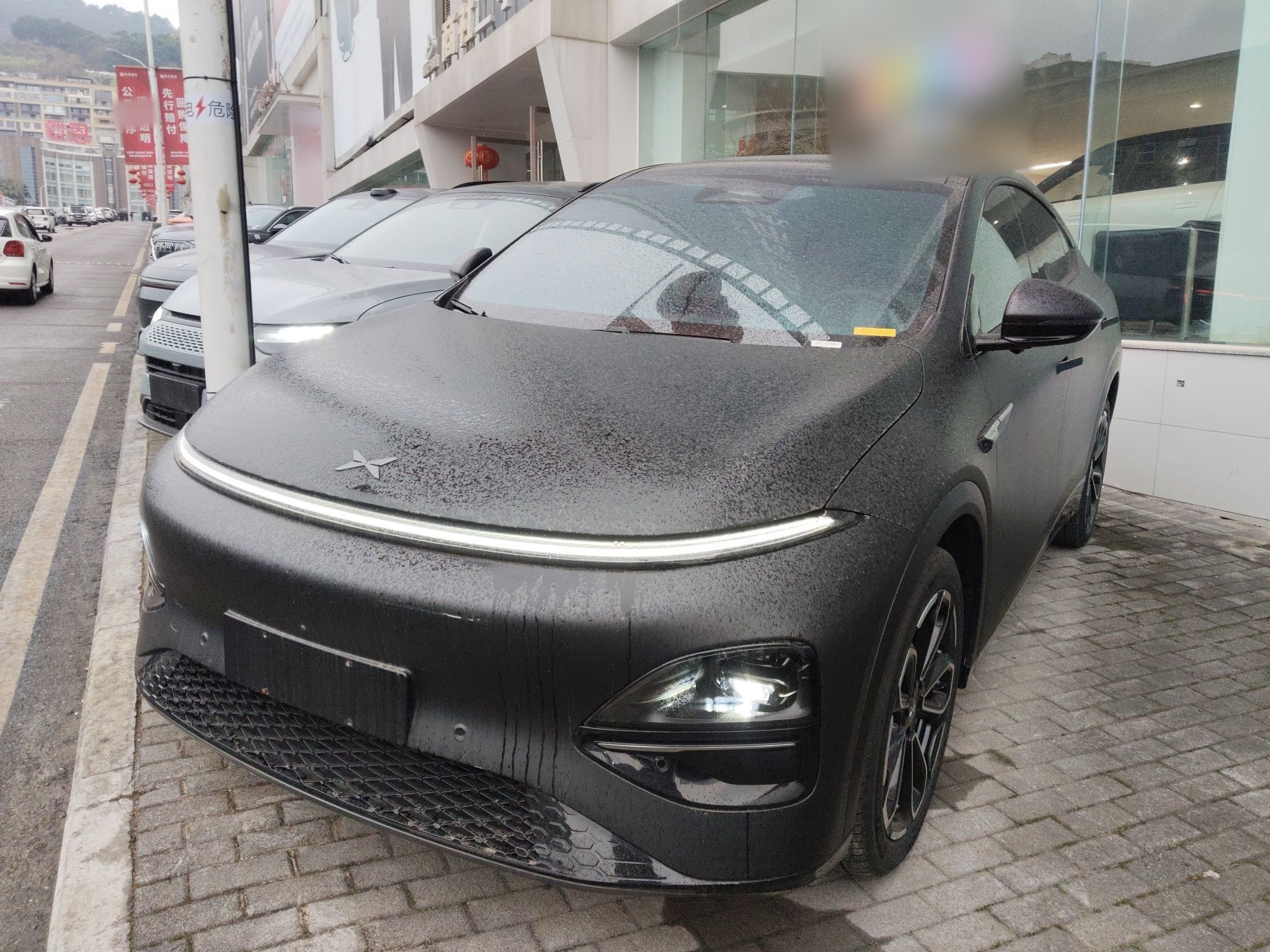 Под передней частью автомобиля